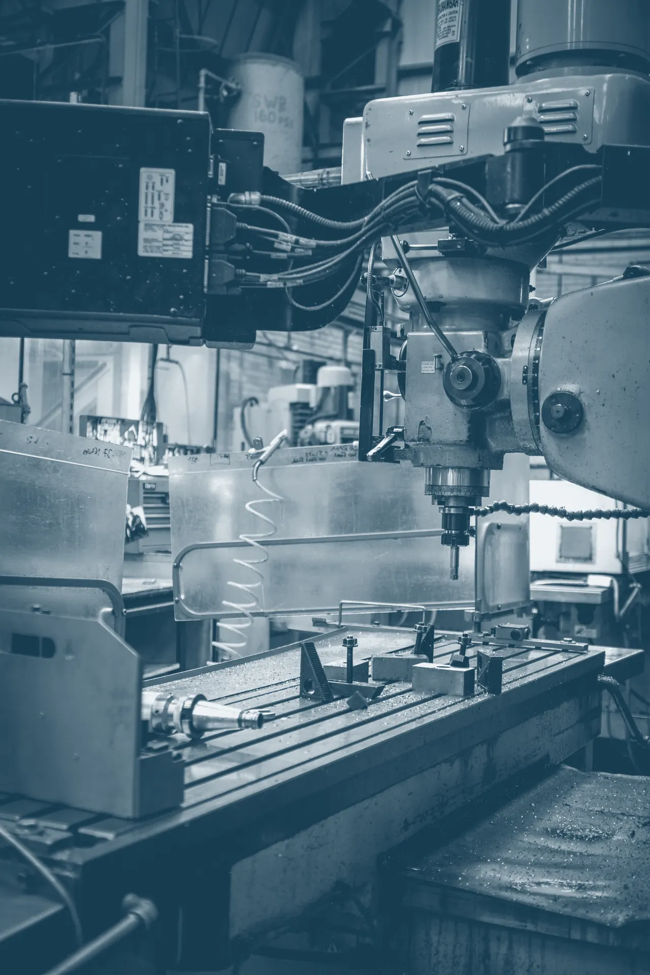 Torno CNC no chão de fábrica de uma oficina de usinagem.